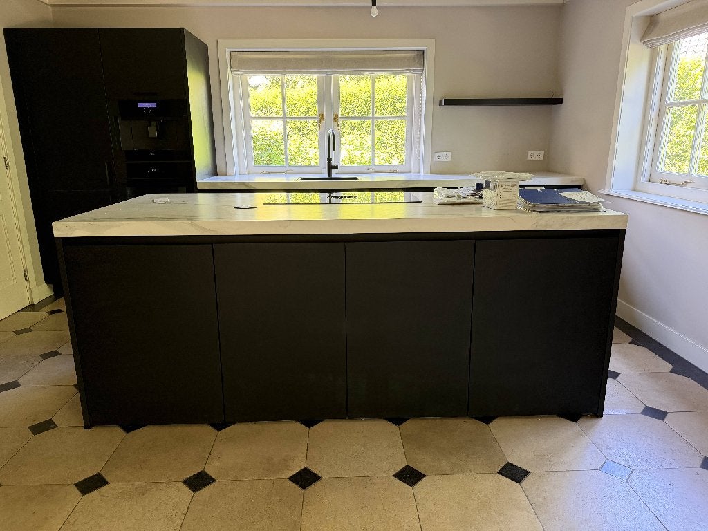 Moderne Zwarte Keuken met Kookeiland en Composiet Blad, Ophalen, Zwart, Overige typen, Zo goed als nieuw