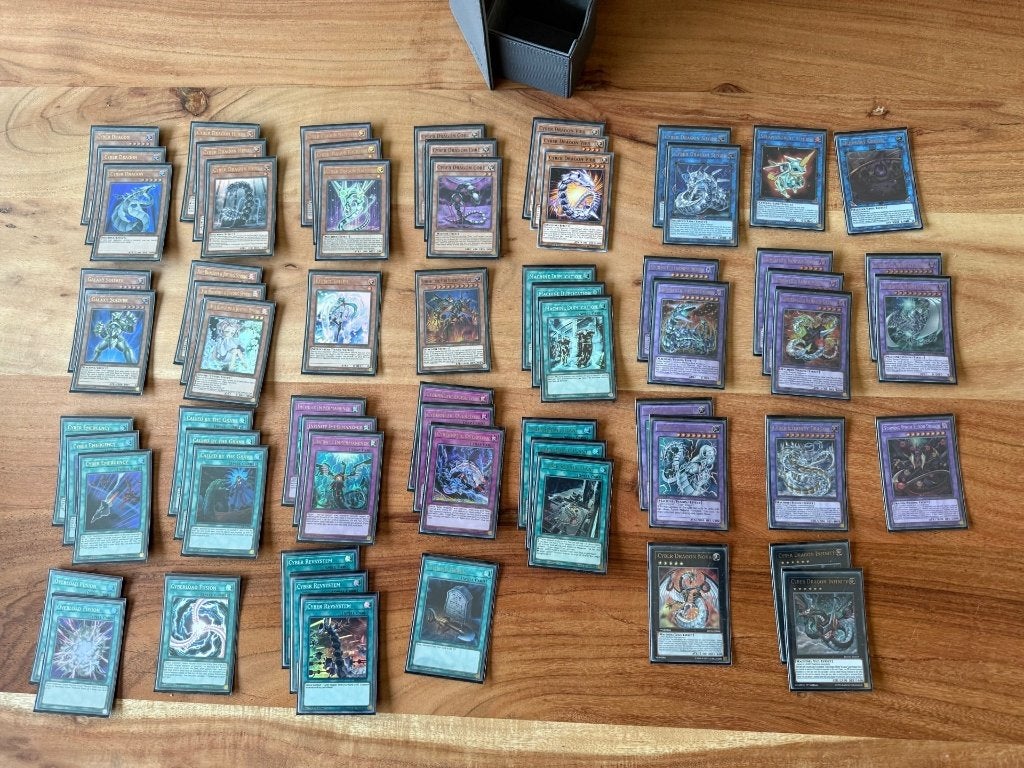 Cyber Dragon Competitive Yu-Gi-Oh! deck inclusief deckbox, Hobby en Vrije tijd, Verzamelkaartspellen | Yu-gi-Oh!, Zo goed als nieuw