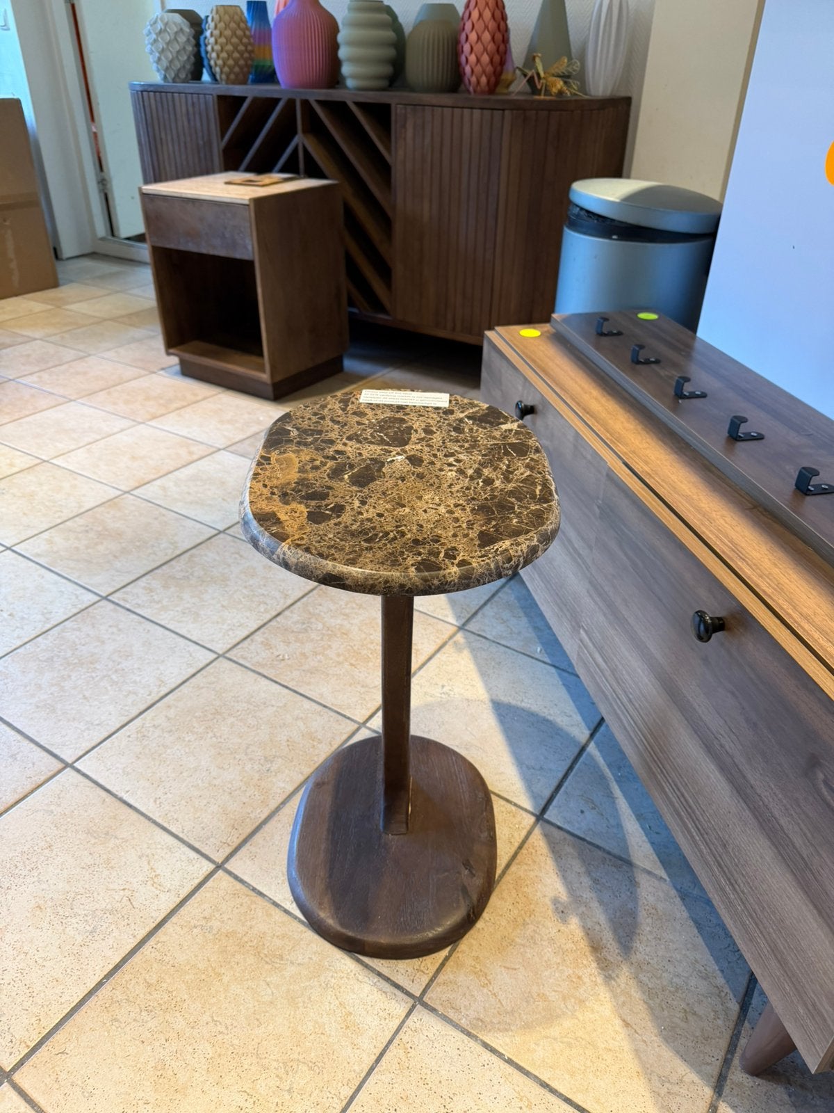 Bijzet tafel Deja Living marmer blad walnoot, Japandi, Minder dan 55 cm, Rond, Nieuw