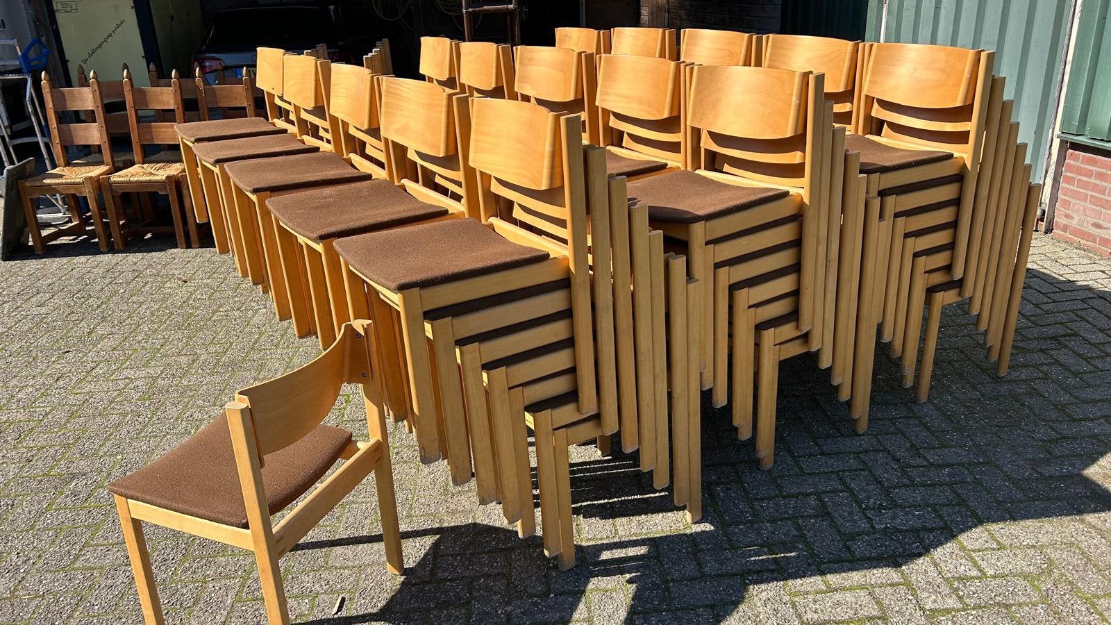 Partij van 100 vintage plywood stapelstoelen ‘80, Hout, Ophalen of Verzenden, Zo goed als nieuw, Nvt