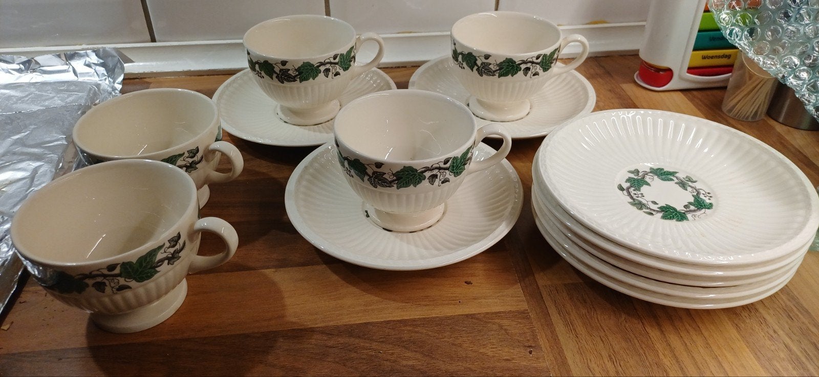 Wedgwood Stratford kop en schotel set met dienblad, Gebruikt, Klassiek, Ophalen of Verzenden, Kop(pen) en/of Schotel(s)
