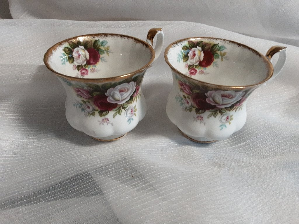 ROYAL ALBERT CELEBRATION kopjes, 2 stuks, Antiek en Kunst, Ophalen of Verzenden