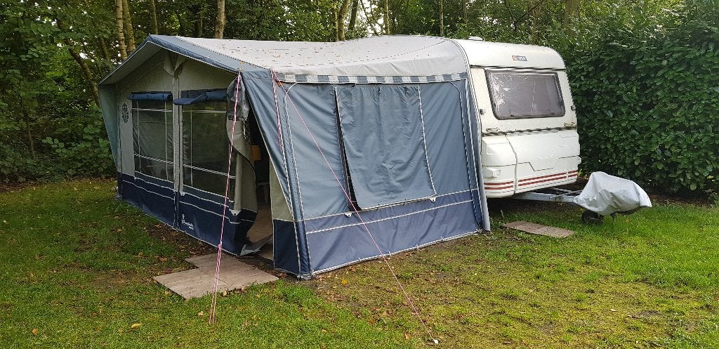 CI Wilk caravan met voortent uit het bouwjaar 1986, Caravans en Kamperen, Rondzit, Koelkast, Omvormbare zithoek, 750 - 1000 kg