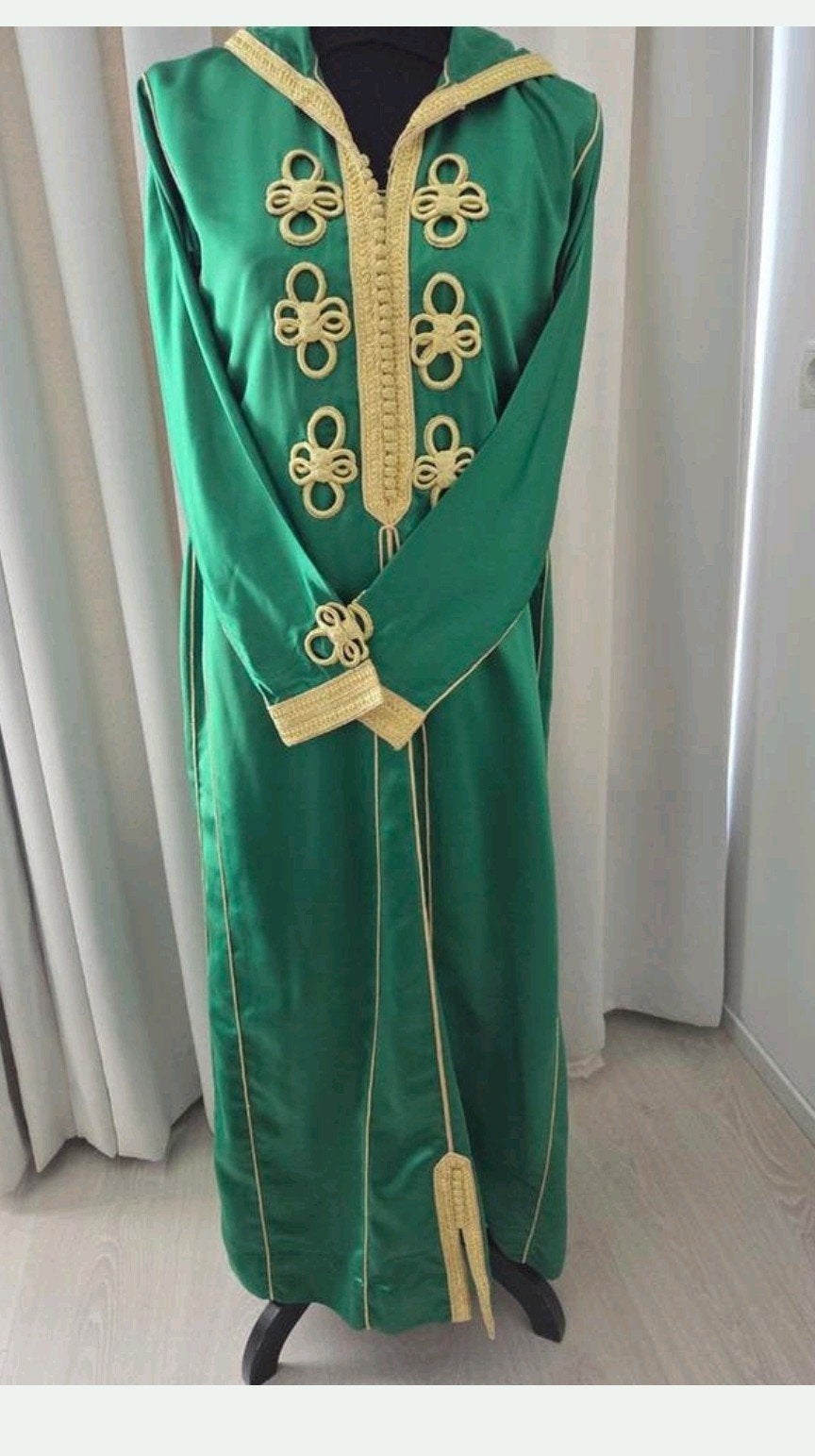 Groene Marokkaanse Jelaba van satijn met Skilli borduursels, Ophalen of Verzenden, Gedragen, Maat 38/40 (M), Groen