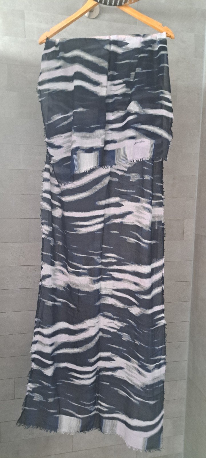 Marccain shawl donkerblauw, Kleding | Dames, Mutsen, Sjaals en Handschoenen, Ophalen of Verzenden, Zo goed als nieuw, Maat 46/48 (XL) of groter