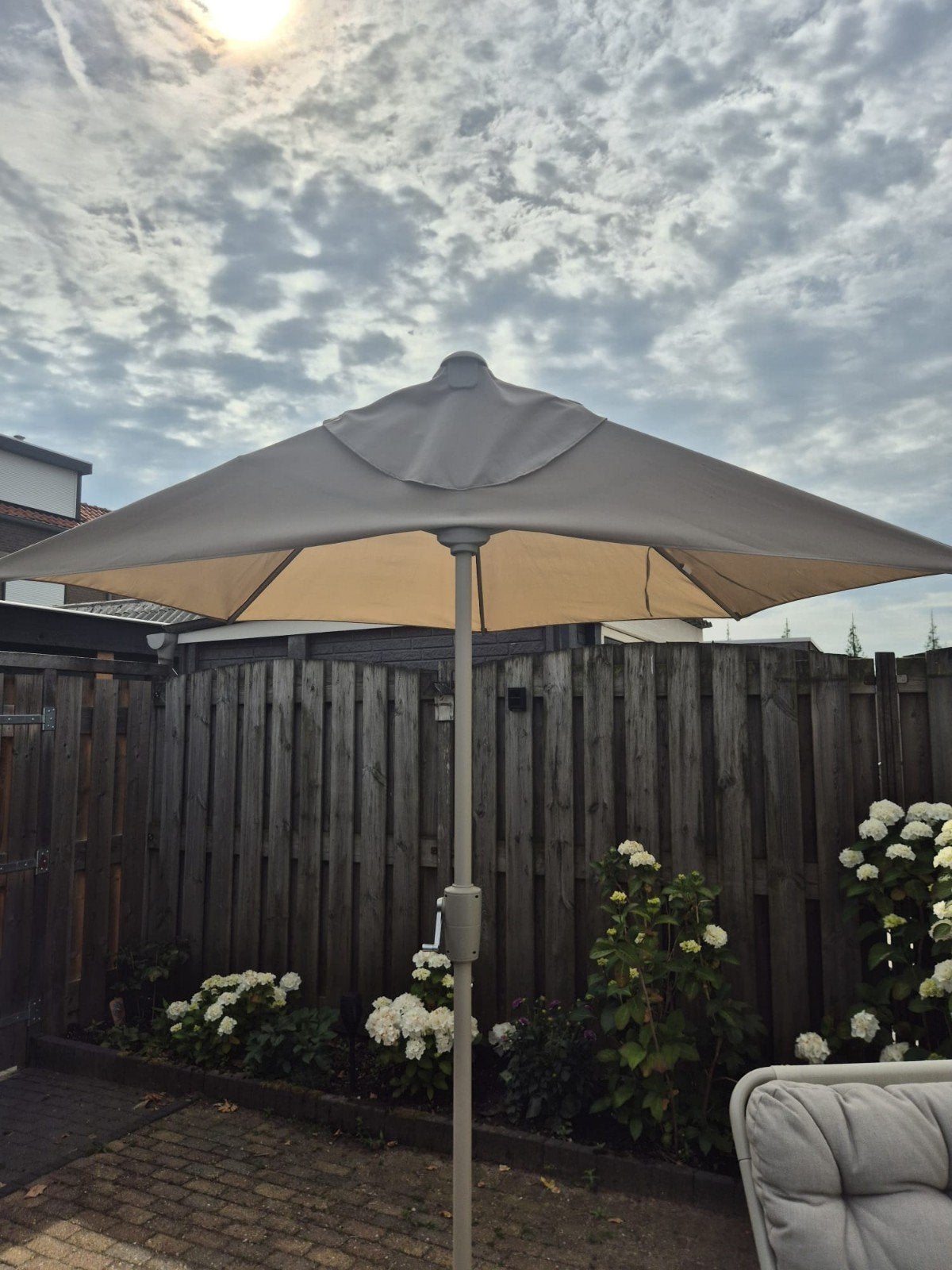 Mooie beige (balkon) parasol, Ophalen, Zo goed als nieuw, 2 tot 3 meter, Stokparasol