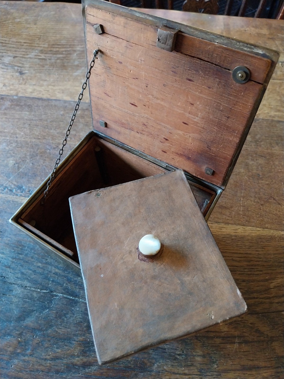 Antieke koperen/messing tabaksdoos met houten binnenwerk, Ophalen of Verzenden