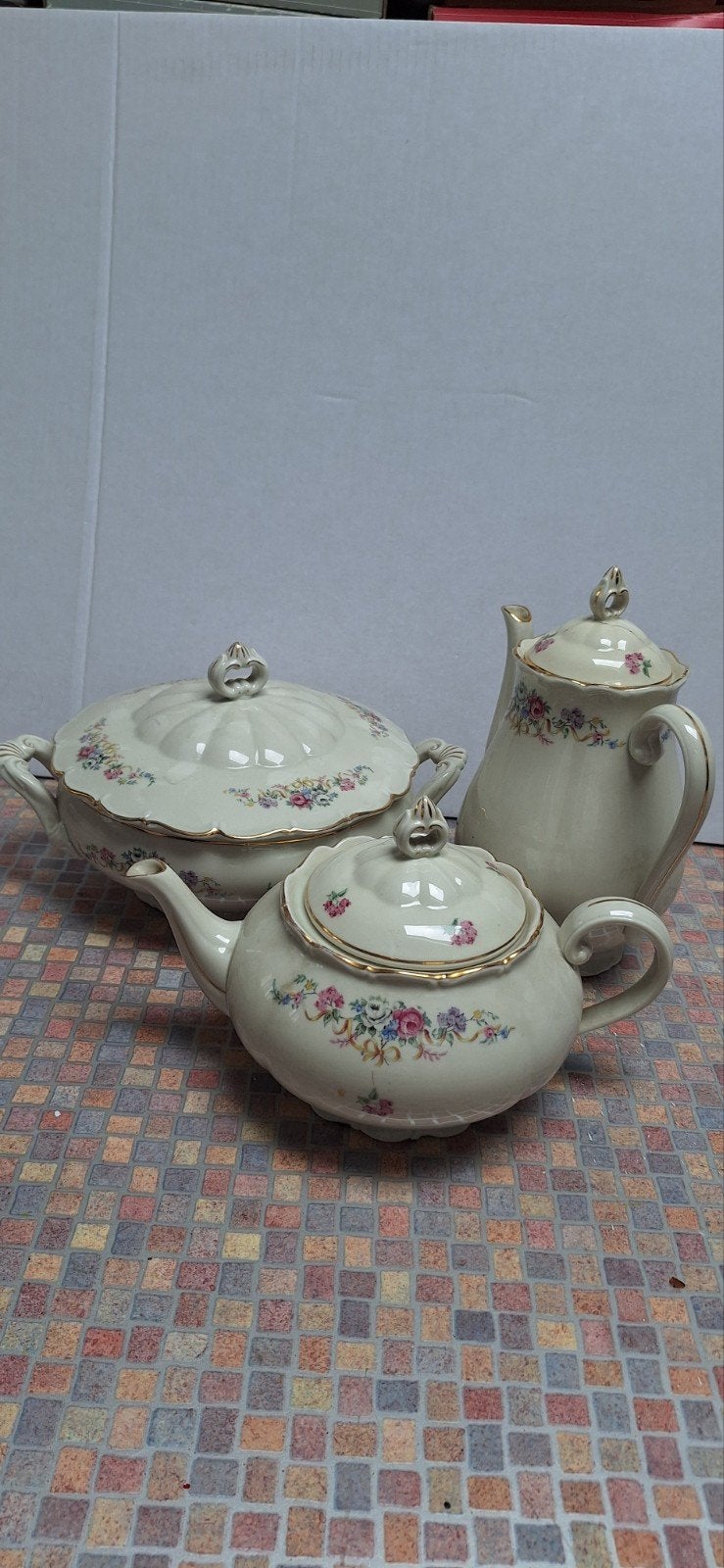 Vintage porseleinen servies met bloemmotief en gouden rand, Antiek en Kunst, Ophalen