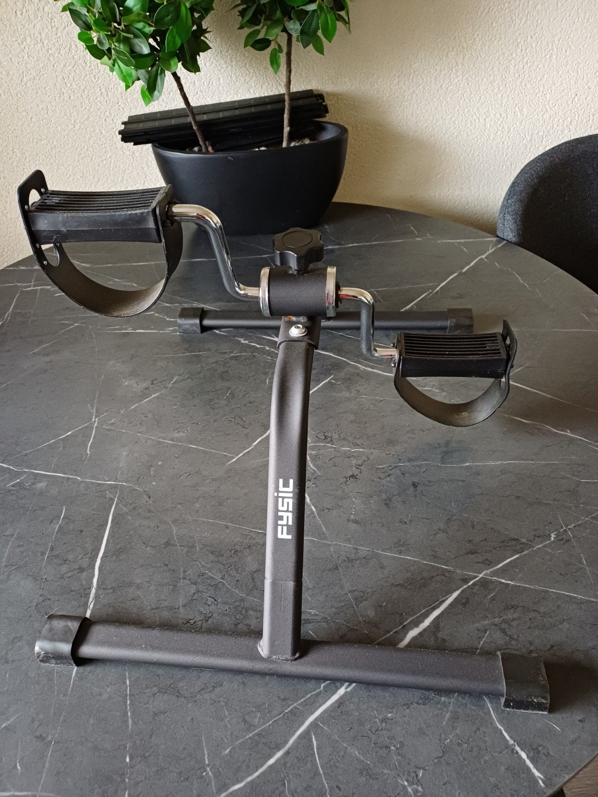 Fysic Stoelfiets - Compacte thuistrainer, Ophalen, Zo goed als nieuw, Metaal, Stoelfiets