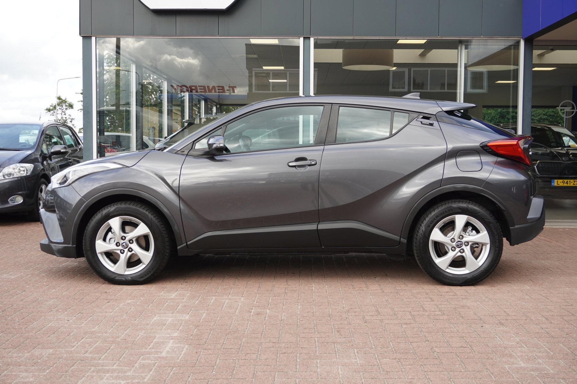 Toyota C-HR 1.2 Urban | Handgeschakeld | Navigatie | Airco |, Auto's, Dealer onderhouden, Stof, Gebruikt, 4 cilinders