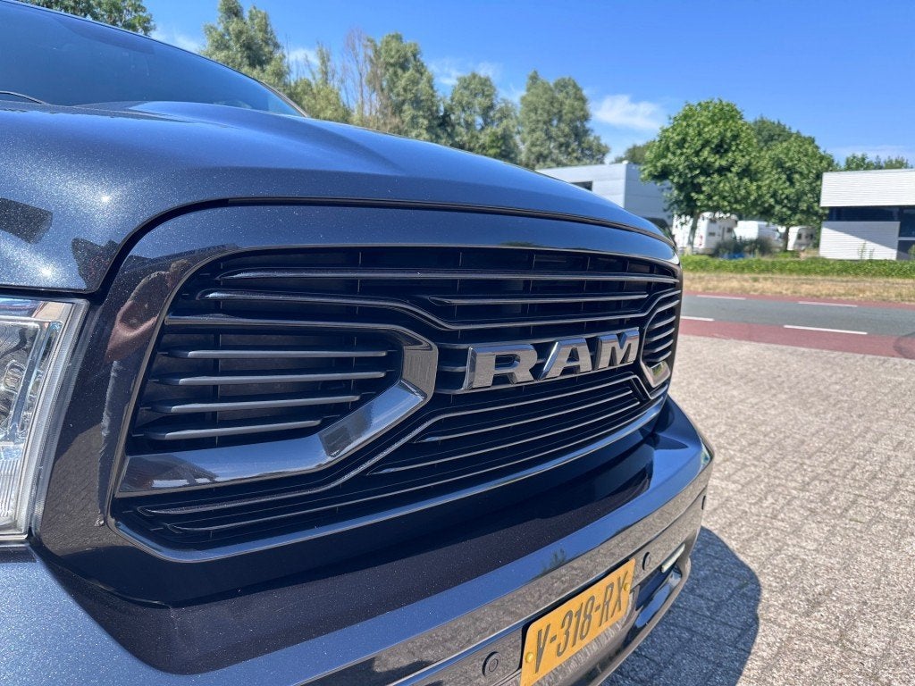 Dodge RAM 5.7 V8 CrewCab 5'7 Limited Luchtvering - Ramboxen, Met garantie (alle), Zwart, Origineel Nederlands, Bedrijf