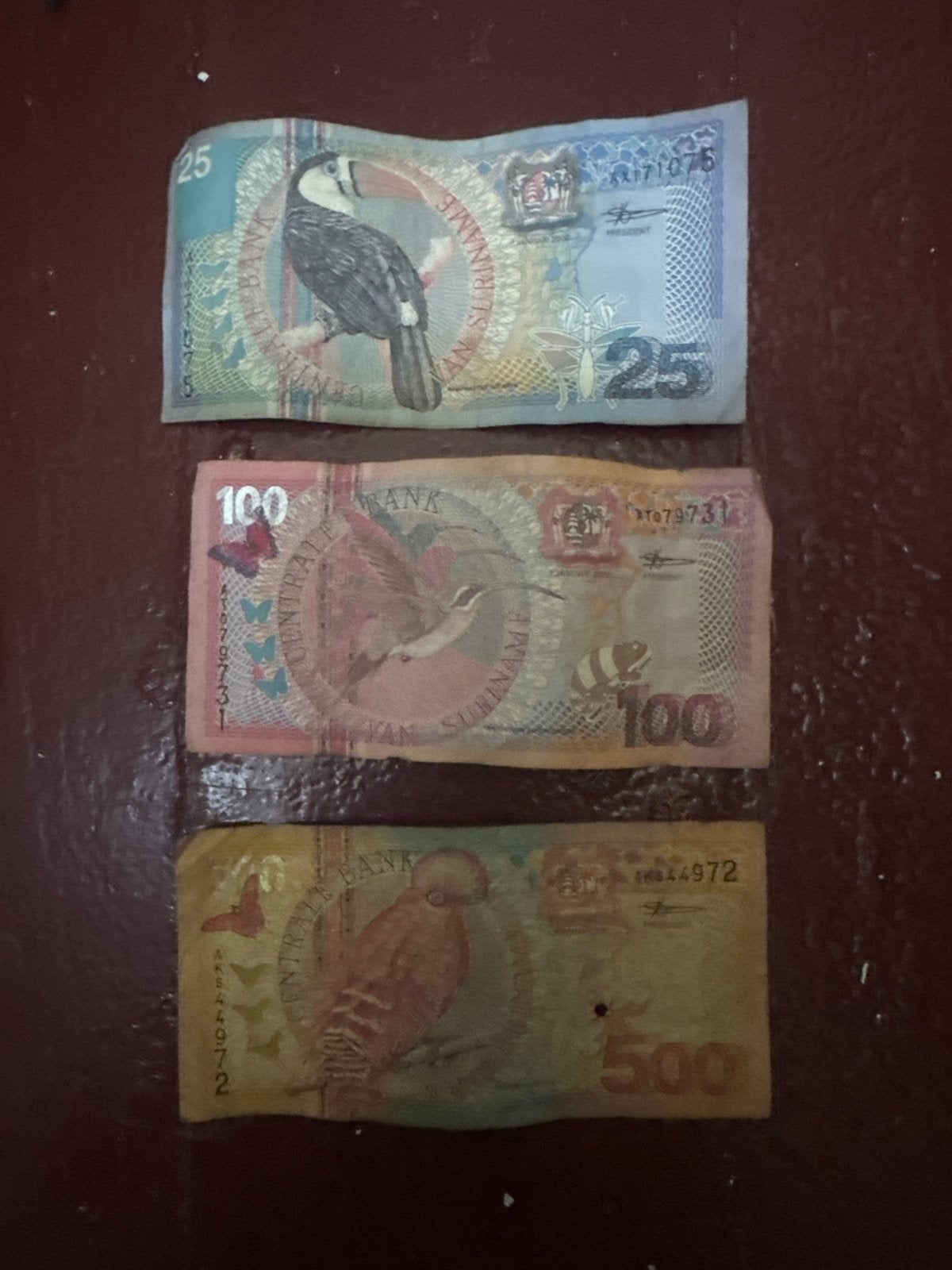 Surinaamse Bankbiljetten met Vogels (25, 100, 500 Gulden), Postzegels en Munten, Ophalen of Verzenden, Gestempeld