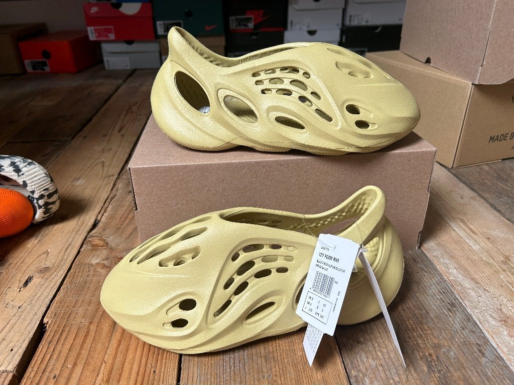 Adidas Yeezy Foam RNNR Sulfur - 43, Overige kleuren, Nieuw, Ophalen of Verzenden, Sneakers of Gympen