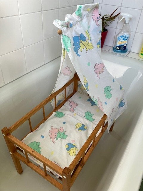 Houten poppenbedje met hemeltje en beddengoed, Ophalen, Zo goed als nieuw, Babypop