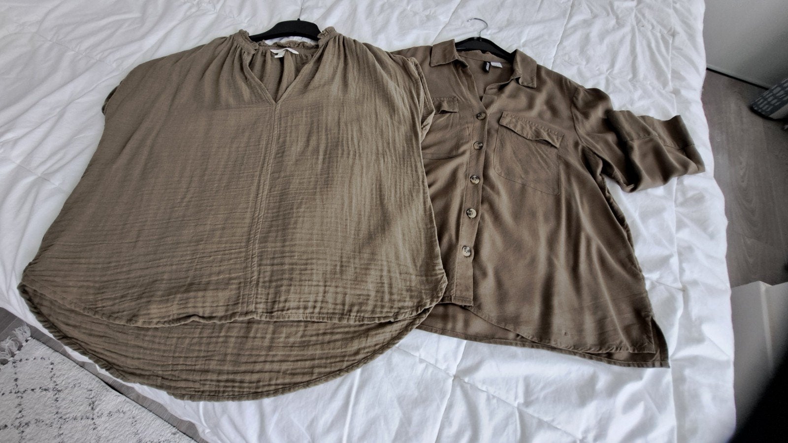 ** 2 Mooie legergroene blousjes maat M, Kleding | Dames, Blouses en Tunieken, Ophalen of Verzenden, Zo goed als nieuw, Maat 38/40 (M)