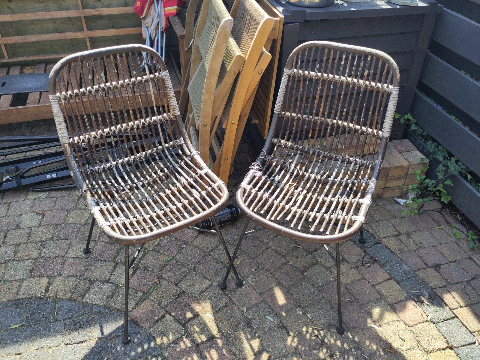 Gratis: Set van 2 houten tuinstoelen en 2 rotan stoelen, Ophalen, Gebruikt, Vier, Tuin, Vintage, Landelijk
