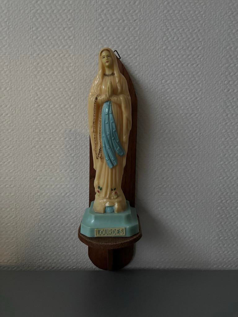 Vintage Mariabeeldje Lourdes op houten plankje, Ophalen of Verzenden