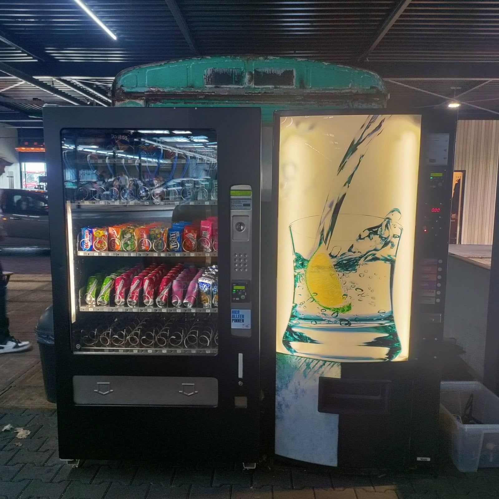 Moderne Snack- en Drankautomaat met Contactloze Betaling, Ophalen