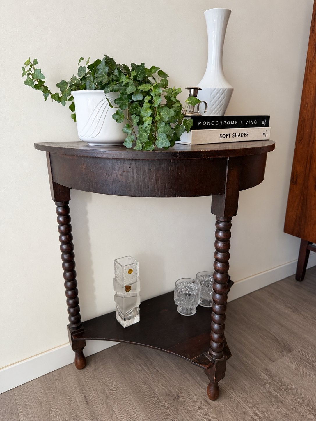 Halfrond sidetabel met bobbel poten, Ophalen of Verzenden