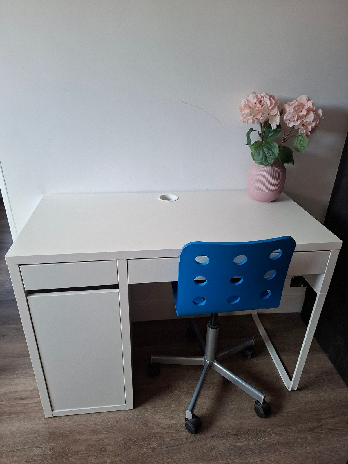 Mooi wit IKEA Micke bureau (105x50 cm) + Bureaustoel, Huis en Inrichting, Bureaus, Ophalen, 105 cm, Gebruikt, Kinderbureau