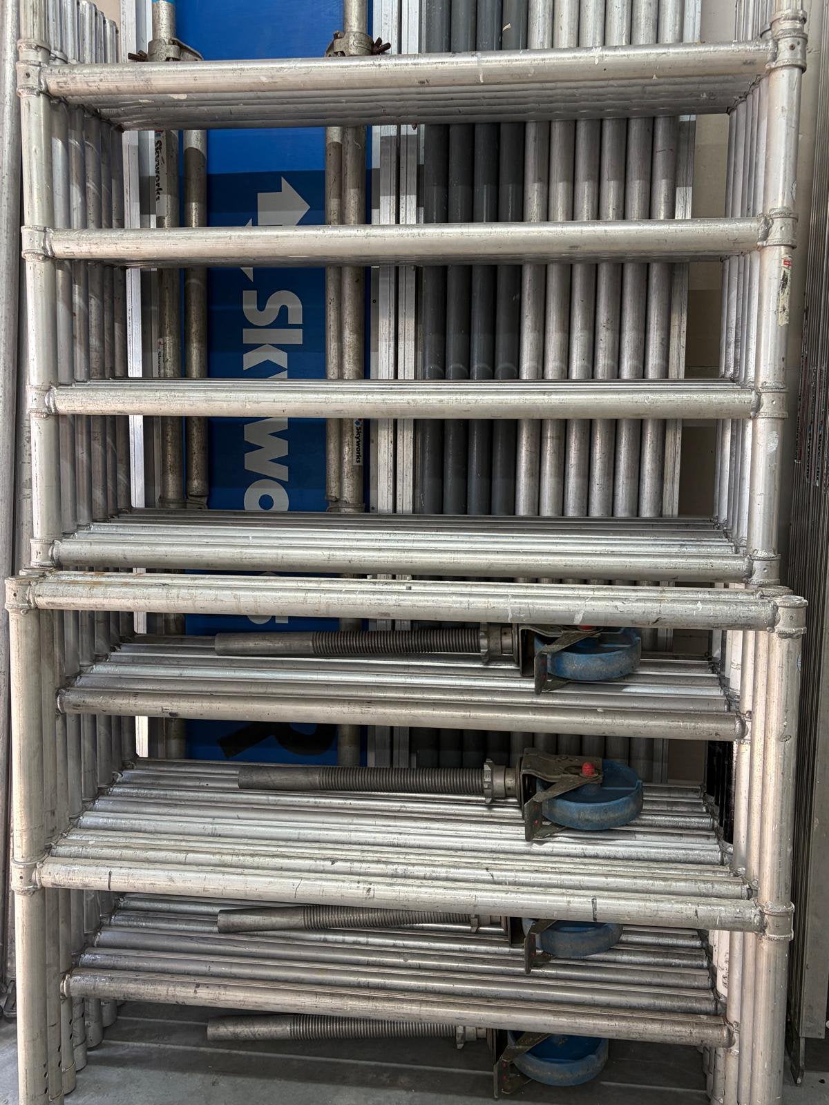 Skyworks rolsteiger werkhoogte 8,2 meter, Doe-het-zelf en Verbouw, Steigers, Zo goed als nieuw, Rolsteiger of Kamersteiger, 5 meter of hoger