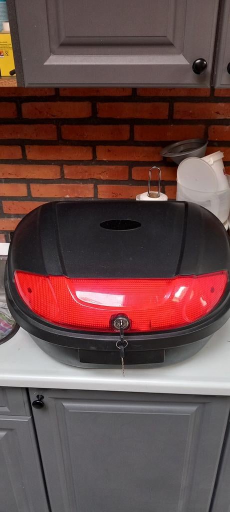 Zwarte Scooter Topkoffer met Sleutel, Fietsen en Brommers, Brommers | Toebehoren, Ophalen, Gebruikt, Koffer