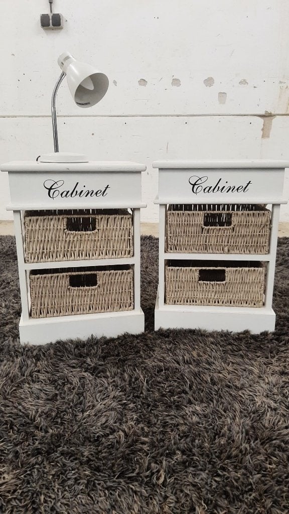 Set van 2 witte kastjes met rieten mandjes /nachtkastjes, Huis en Inrichting, Ophalen, Landelijk, romantisch, cottage, brocante, naturel, wit, riet.