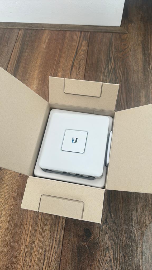 UniFi Security Gateway (USG) - in doos, Computers en Software, Ophalen, Nieuw, Router