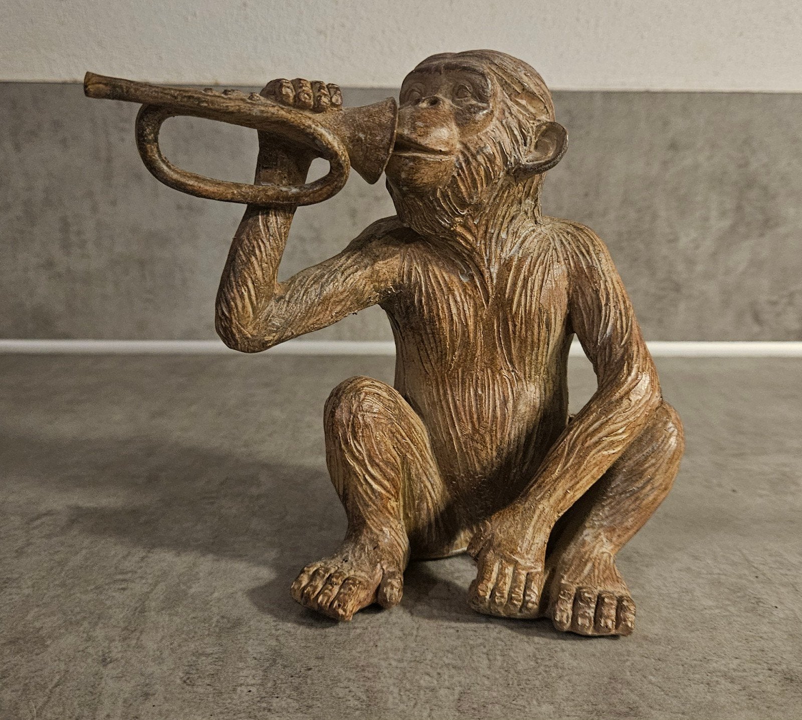 Aapje met trompet decoratiebeeld - 15 cm hoog, Ophalen of Verzenden