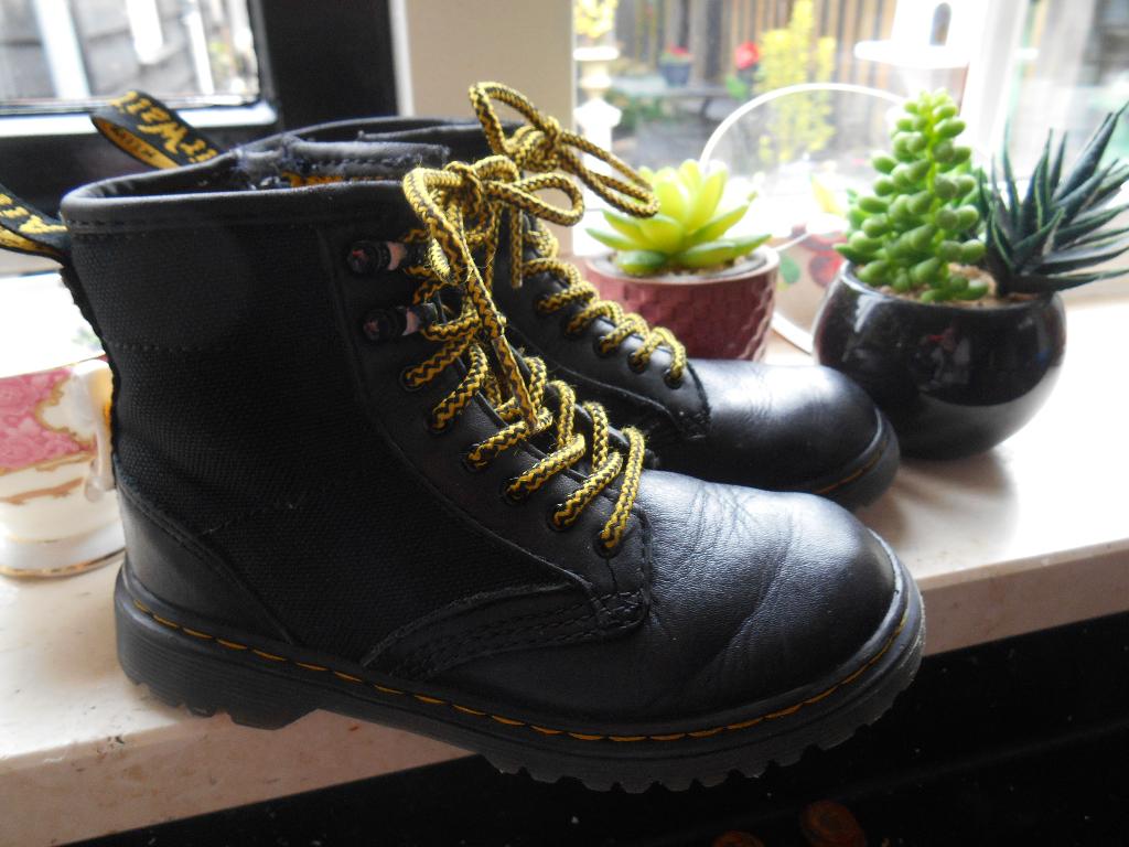 prachtige  DR martens schoentjes  maat 27, Ophalen of Verzenden, Zo goed als nieuw, Meisje, Overige typen