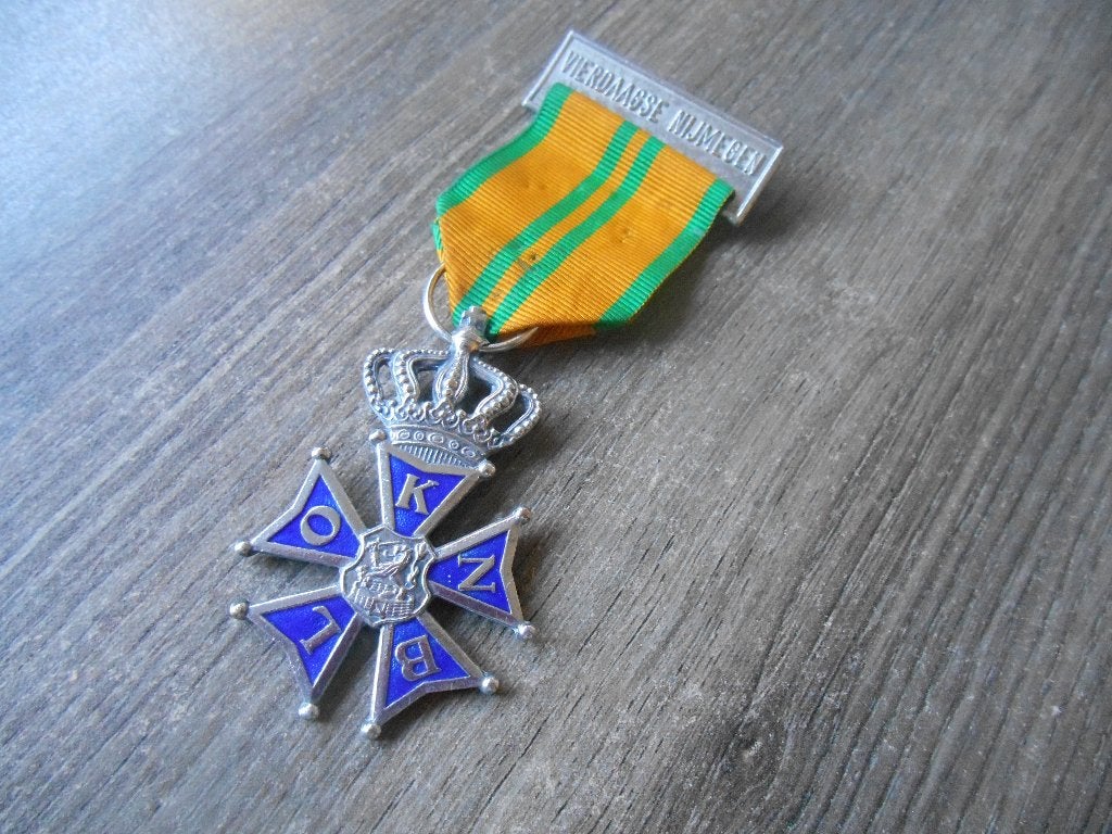 Vierdaagse medaille 6de keer, Verzamelen, Militaria | Algemeen, Ophalen of Verzenden, Landmacht, Nederland, Lintje, Medaille of Wings