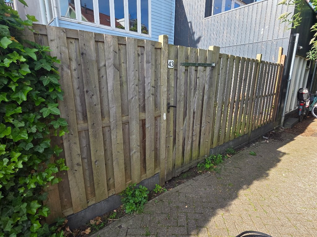 Schutting 3 delen, poort en betondelen, Ophalen, 6 meter of meer, Hout, 1 tot 2 meter