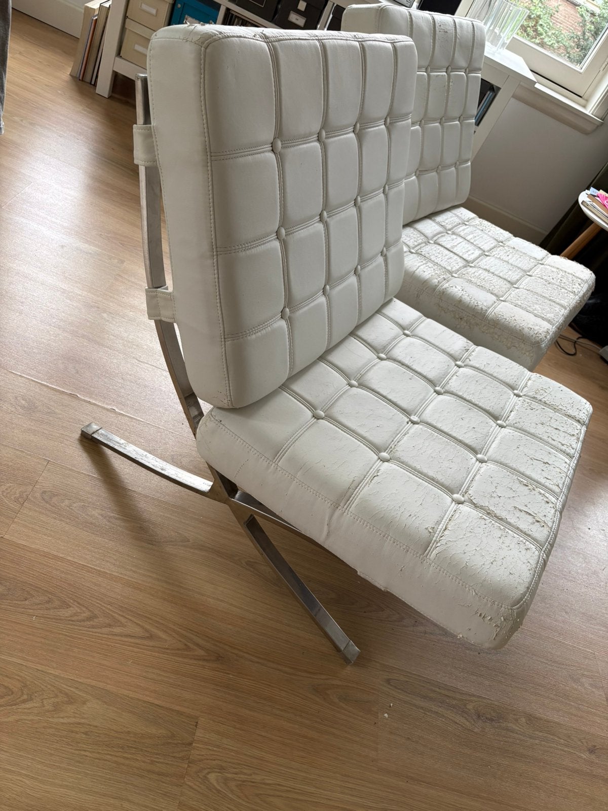 Twee witte fauteuils, “Barcelona”, opknappers, Ophalen, Gebruikt, Twee, Wit