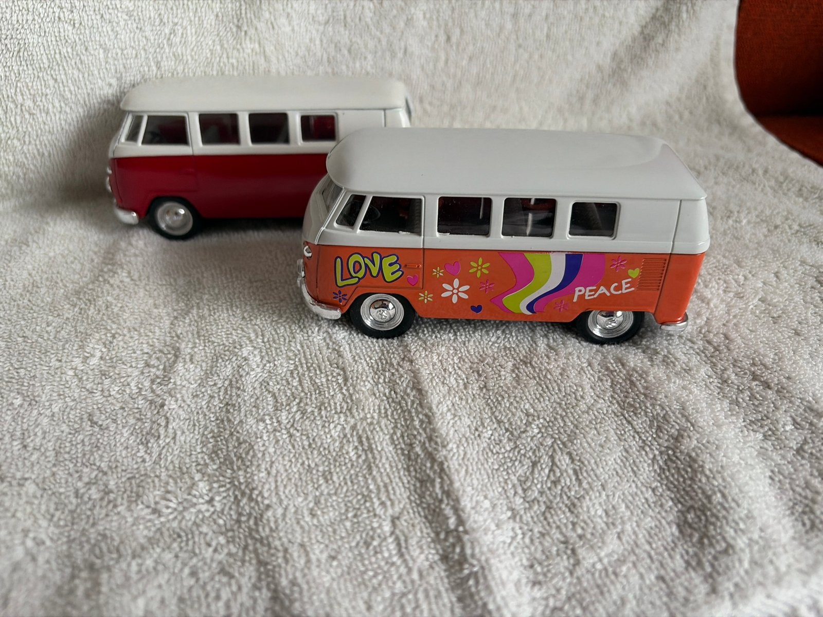 Welly Volkswagen Microbus (1962) modelauto's - set van 2, Ophalen of Verzenden, Gebruikt, Bus of Vrachtwagen, Overige merken
