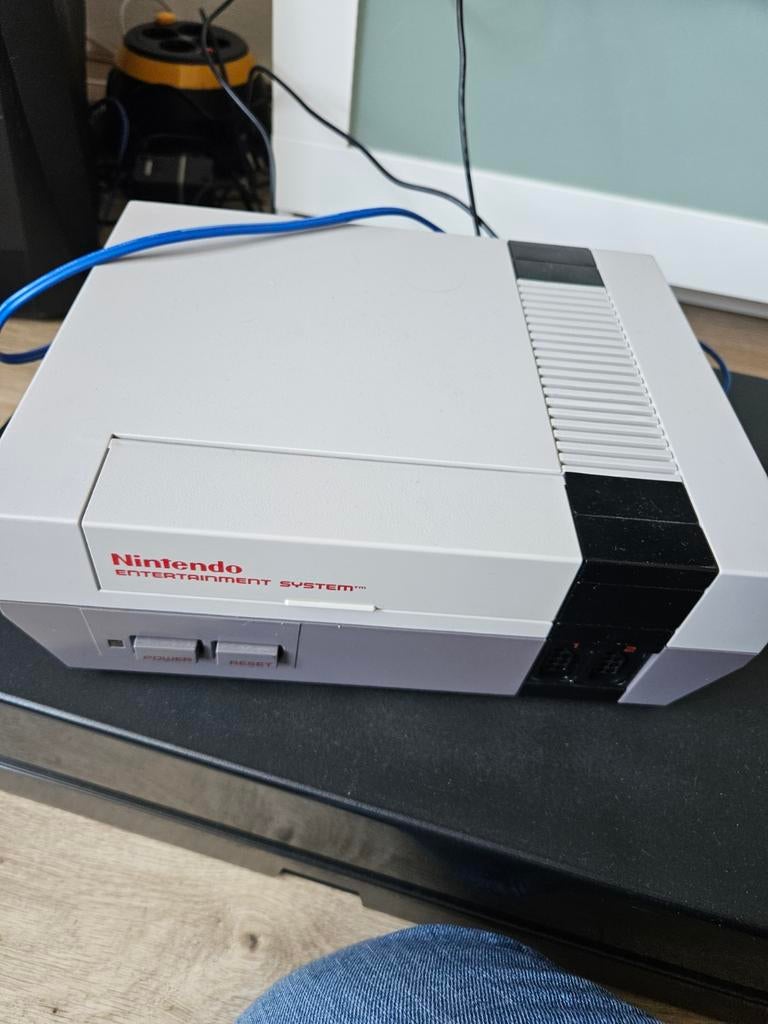 Complete startset Nintendo NES + Crt-tv + games, Ophalen, Gebruikt, Met 2 controllers, Met zapper/pistool