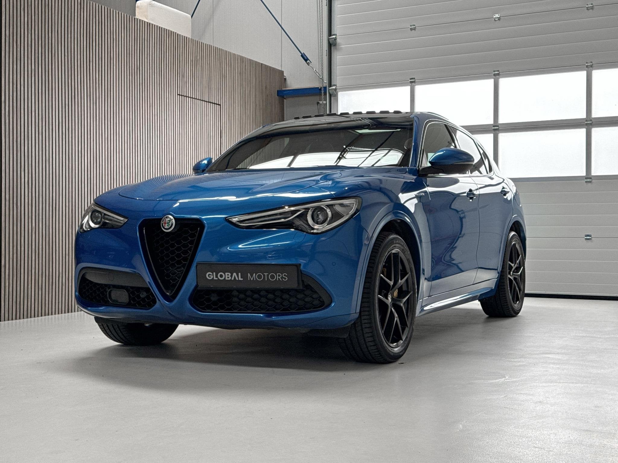 Alfa Romeo Stelvio 2.0 T AWD Veloce 280 PK - FACELIFT - PANO, Auto's, Automaat, Euro 6, 4 cilinders, Blauw