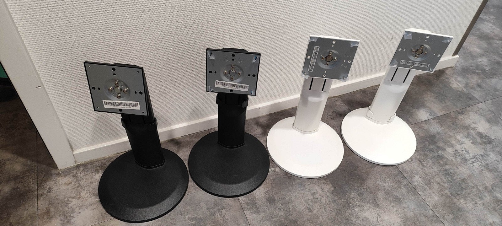 Iiyama monitor standaard - Zwart en Wit (8 stuks), Gebruikt, Iiyama, Ophalen of Verzenden, Overige typen