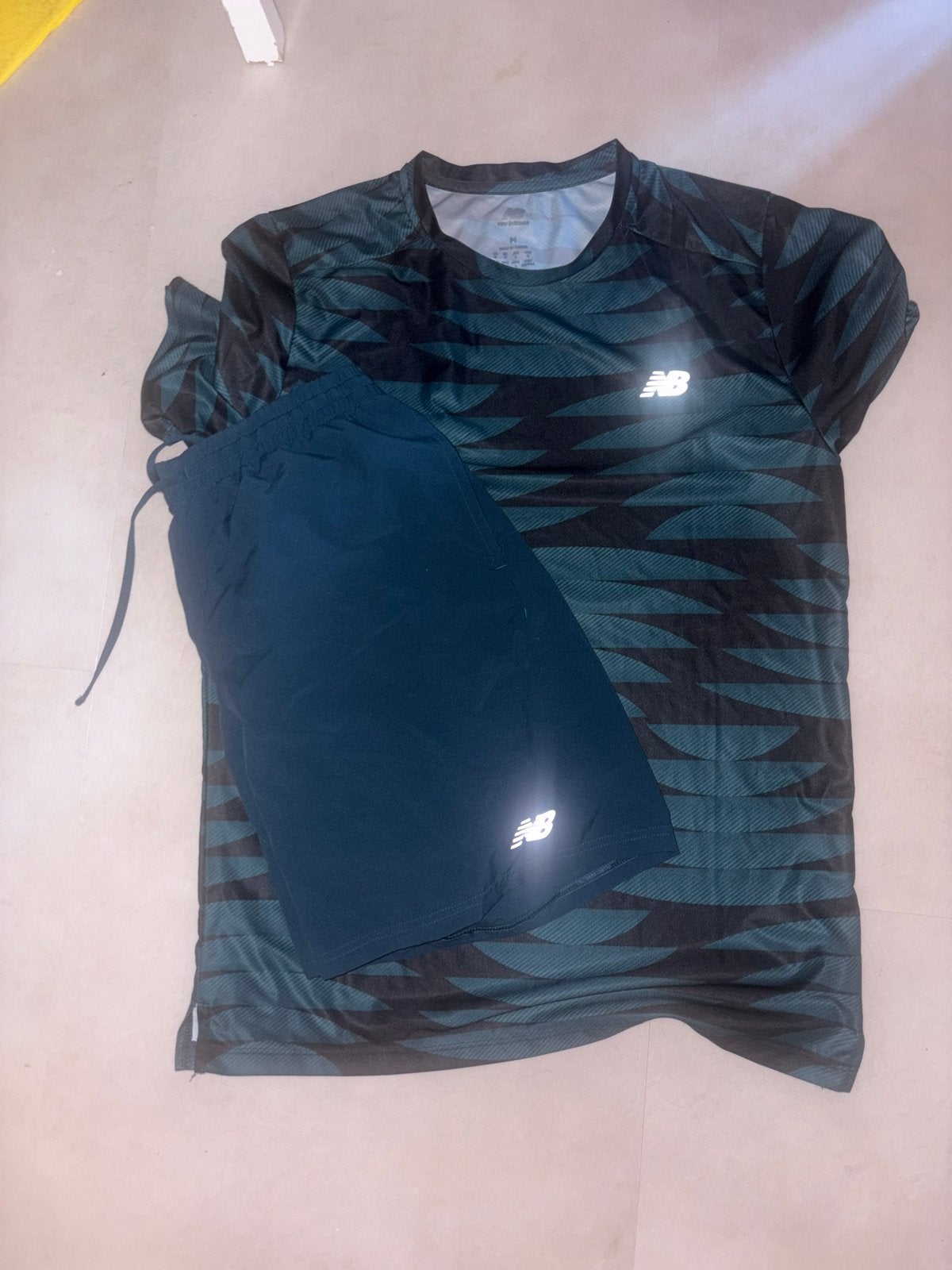 New Balance Zomersetje - T-shirt & Korte Broek, Nieuw, Ophalen of Verzenden, Algemeen, Meerkleurig