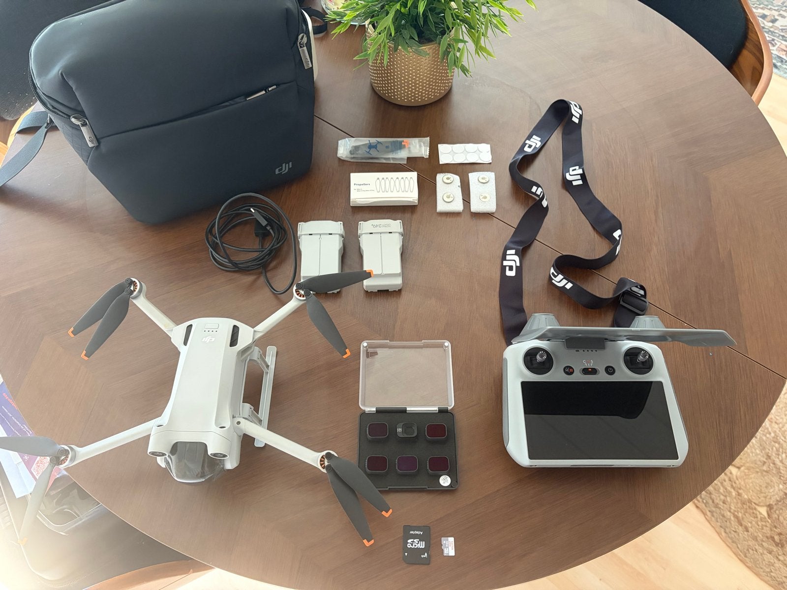 DJI Mini 3 Pro Fly More Combo met RC2 en accessoires, 30 tot 45 minuten, Cameradrone, Extra accu('s), Ophalen of Verzenden