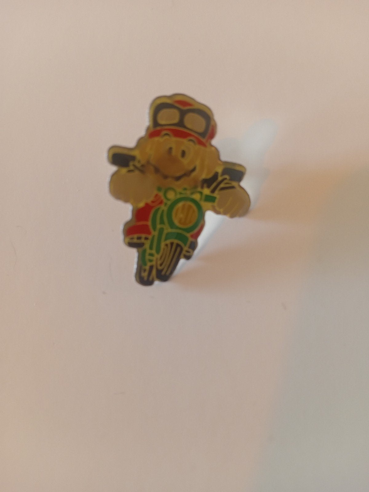 Nintendo Super Mario op Motor Pin, Ophalen of Verzenden, Gebruikt, Figuurtje, Speldje of Pin