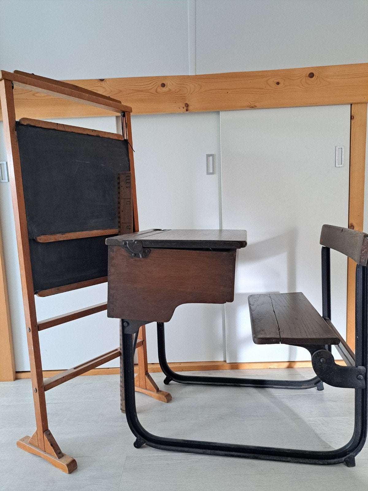 Antiek schoolbankje met krijtbord en bord liniaal, Ophalen