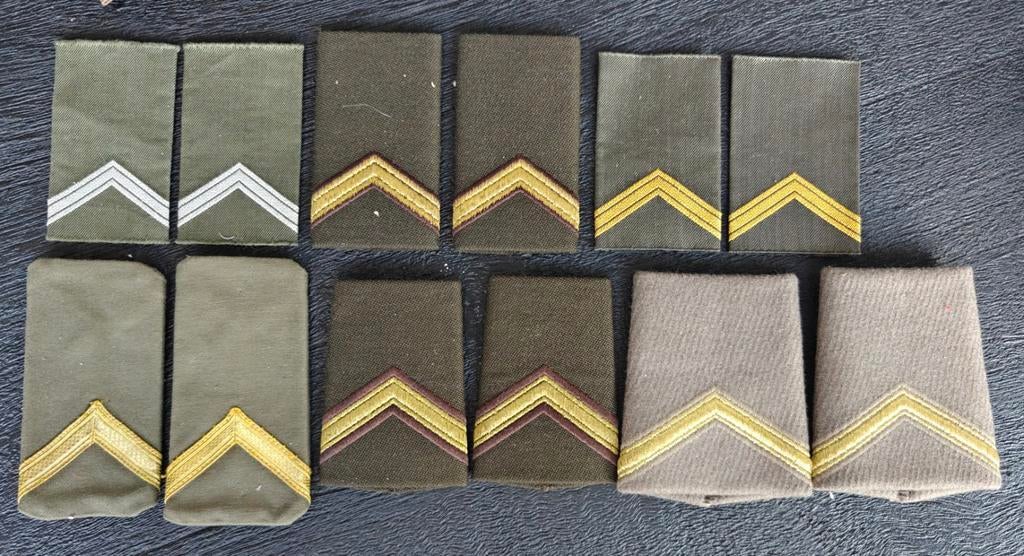 Lot Rangonderscheidingstekens Sergeant en 1 wachtmeester...k, Ophalen of Verzenden, Landmacht, Nederland, Embleem of Badge
