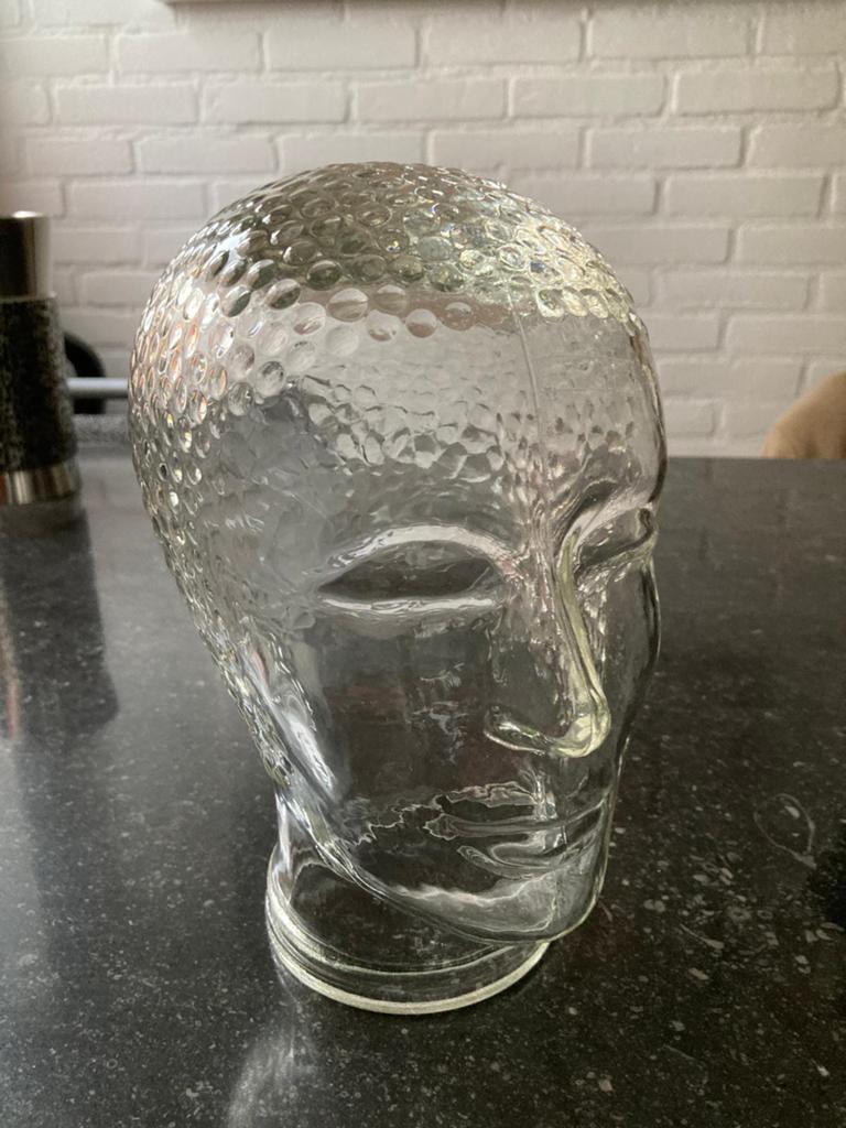 Glazen etalage hoofd, Ophalen