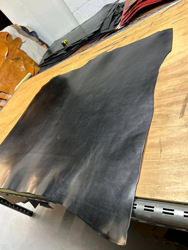 Zwarte kleur hele tuigleer 3.2-3.5 mm dikte half soepel Z-6, Hobby en Vrije tijd, Stoffen en Lappen, 120 cm of meer, Zwart, Leer of Kunstleer
