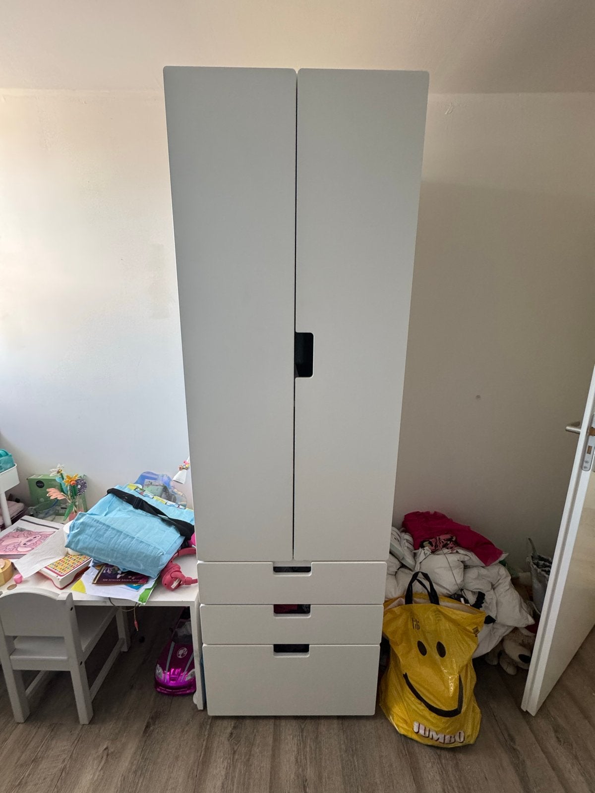 Witte kledingkast met lades en hangruimte ikea smastad, Ophalen, 50 tot 70 cm, 105 cm of meer, Zo goed als nieuw