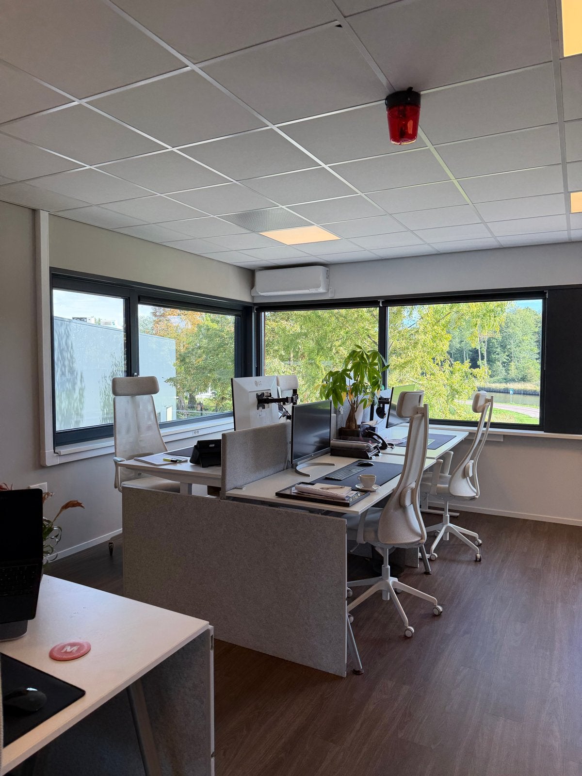 Moderne kantoorwerkplekken met ergonomische stoelen, Huis en Inrichting, Ophalen, Gebruikt
