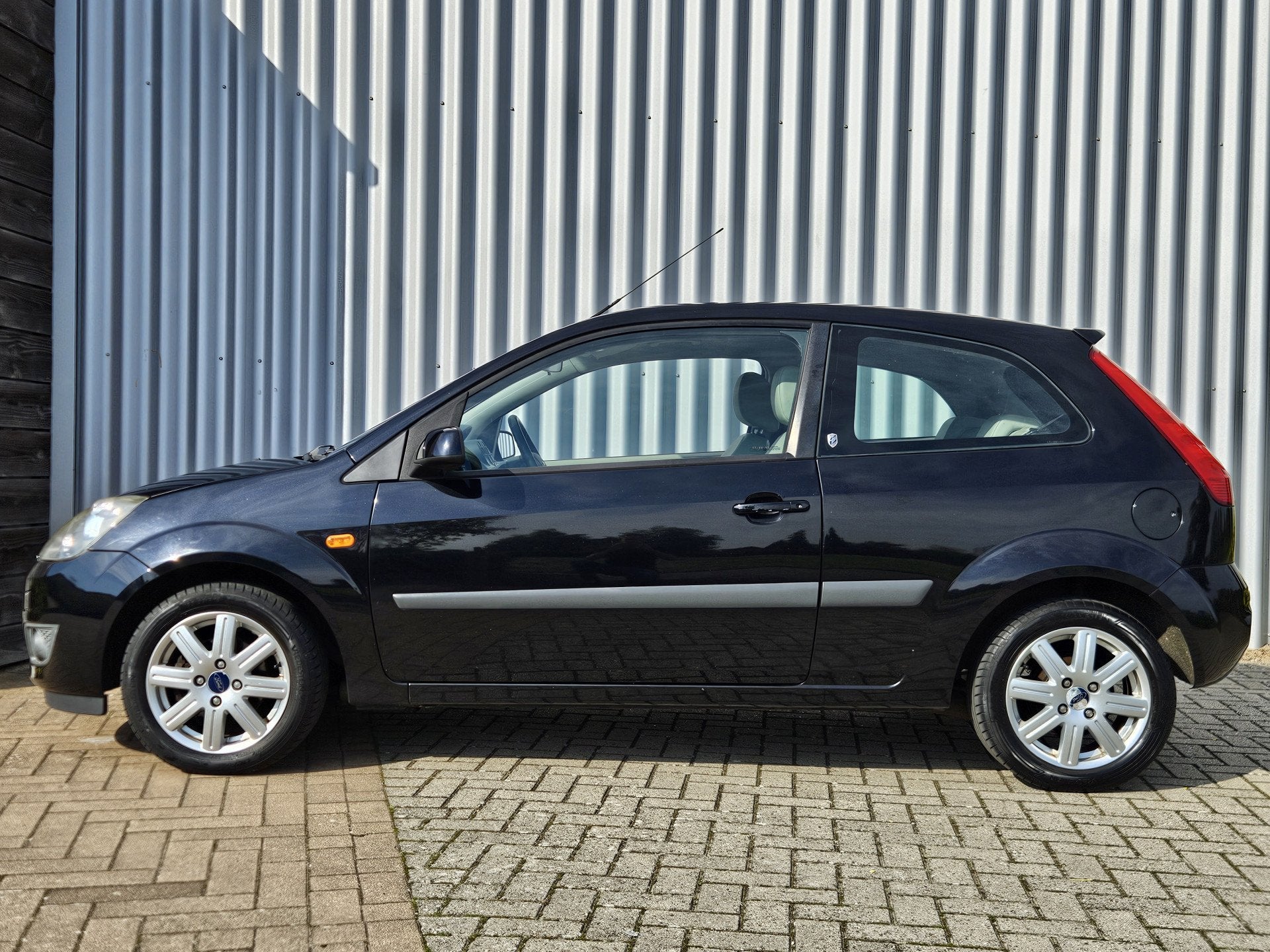 Ford Fiesta 1.6-16V Ghia /Leer/Airco/Voorruitverwarming/PDC/, Voorwielaandrijving, 1596 cc, 101 pk, Zwart