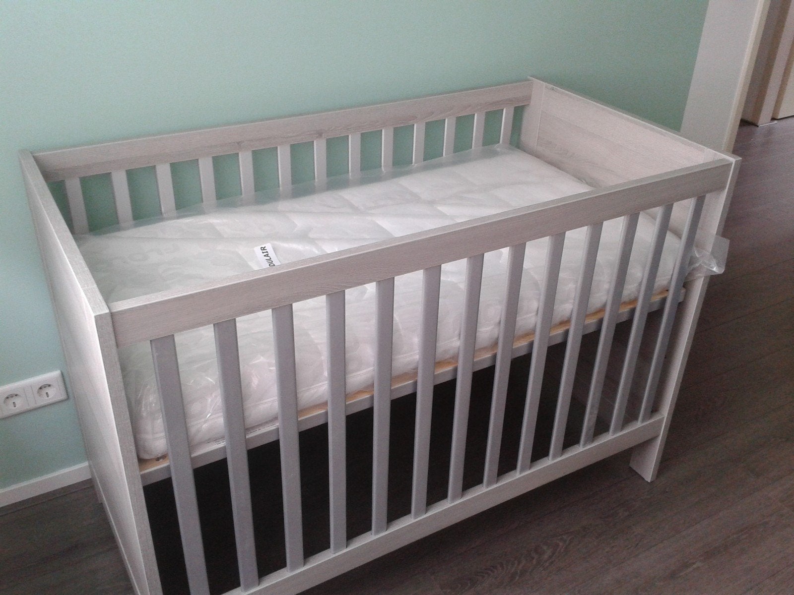 Babykamer Vittoria; commode, ledikant en wandplankje grijs, Ophalen, Minder dan 140 cm, Minder dan 70 cm, Matras