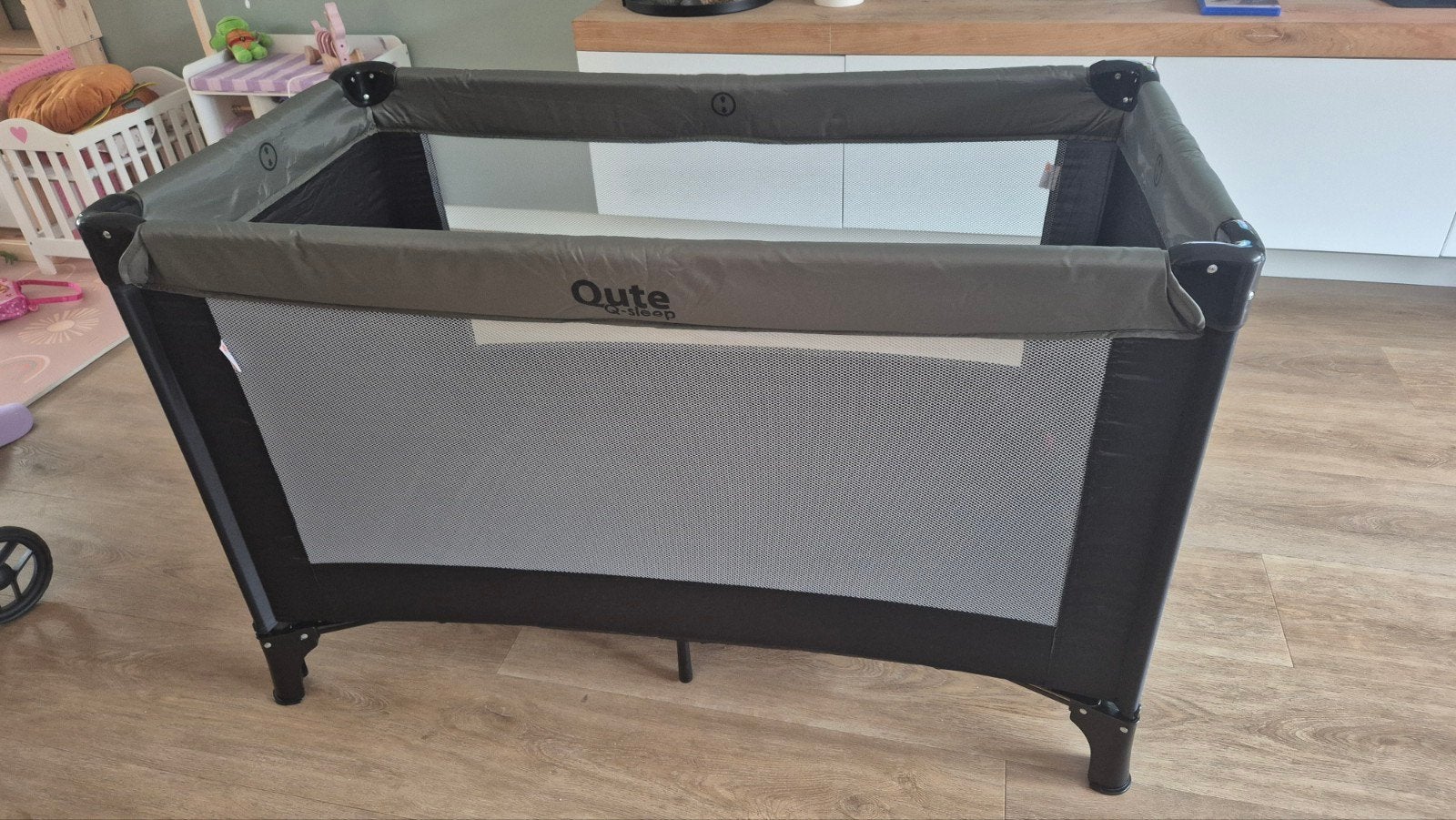 Campingbedje Qute Q-sleep met matras, Kinderen en Baby's, Ophalen, Zo goed als nieuw, Reisbedje
