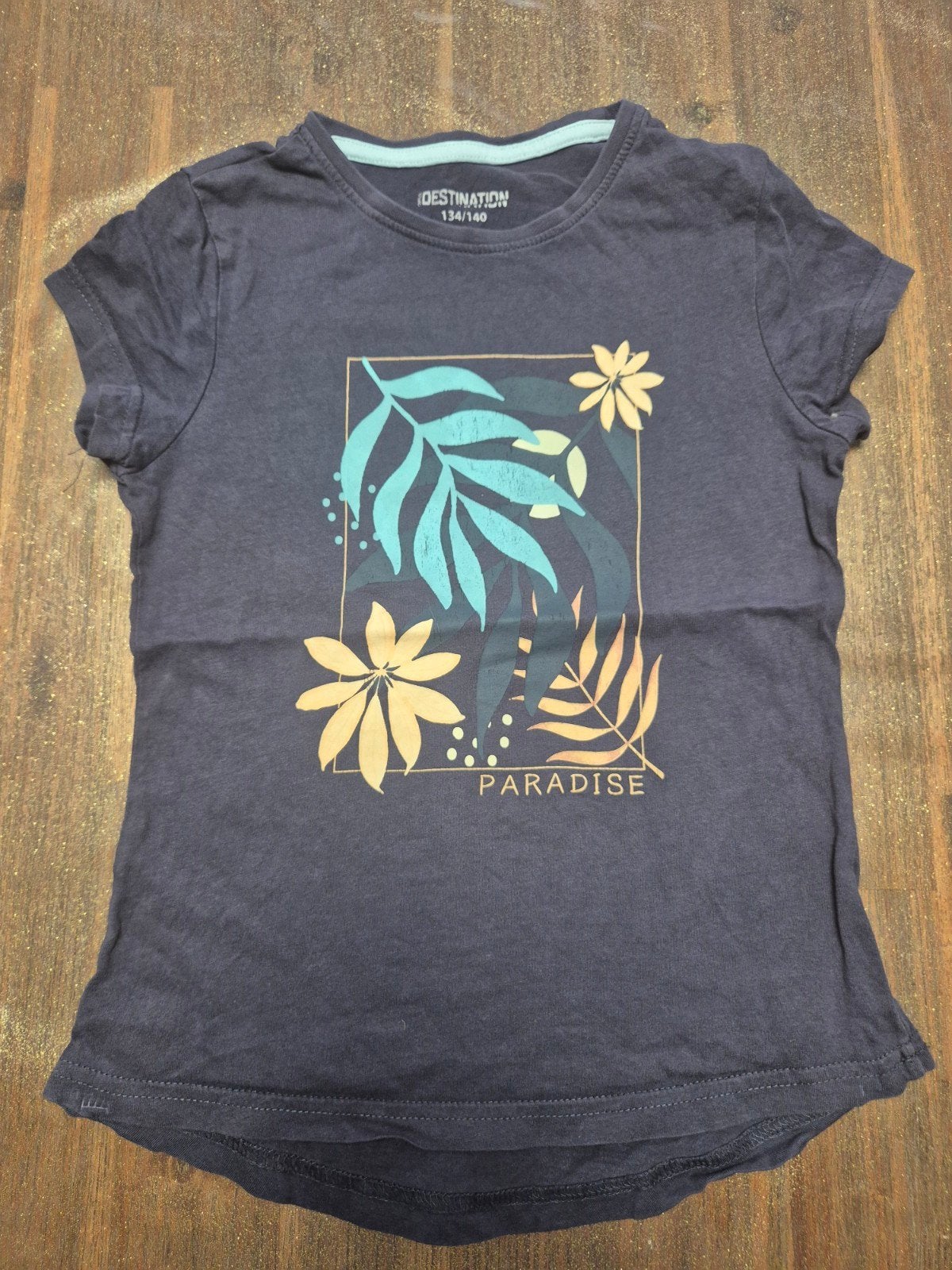 Donkerblauw T-shirt met tropische print, maat 134/140, Kinderen en Baby's, Kinderkleding | Maat 134, Ophalen of Verzenden, Meisje